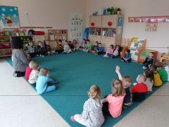 ilustracja do wpisu 
,,Dzień Pomocy Potrzebującym'' - zajęcia koleżeńskie Brzoskwinek i Kokosów