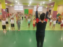 ilustracja do wpisu 
"Trzymaj formę na wiosnę" - zajęcia koleżeńskie "Kokosów" i "Mandarynek"