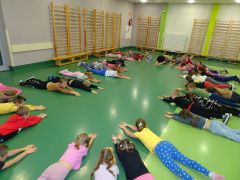 ilustracja do wpisu 
"Kubeczkowy zawrót głowy" - zajęcia koleżeńskie w grupie "Kokosy" i "Ananasy"